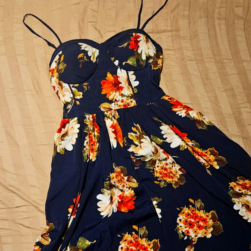Very cute like new sundress. Only worn once, size xs.